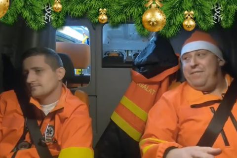 A karácsonyi dalokat éneklő magyar mentősök videója ma mindent visz