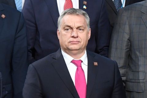 Arcod, mikor Orbán Viktor vagy és beállítanak egy rakás néger közé