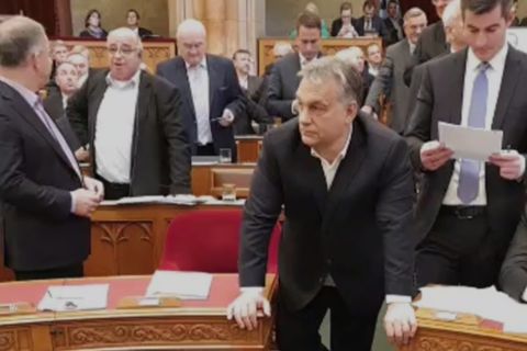 Hatalmas balhé a Parlamentben: elfoglalta az ellenzék a pulpitust – videó