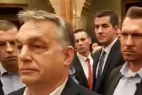 Testőrei védték Orbánt az ellenzéktől a Parlamentben