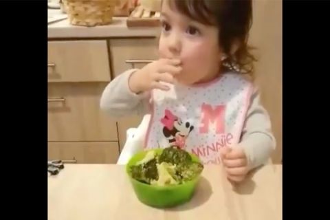 Letarolja a netet a pécsi kislány vacsorázós videója