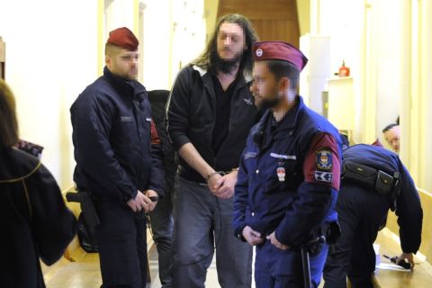 A soroksári futónő 2013-ban történt meggyilkolásával gyanúsított férfi várakozik a Budai Központi Kerületi Bíróság folyosóján a letartóztatásáról dönő bírósági tárgyalásra 2018. december 7-én.