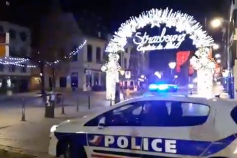 Lövöldözés a strasbourgi karácsonyi vásárnál, három halott, szökésben az elkövető