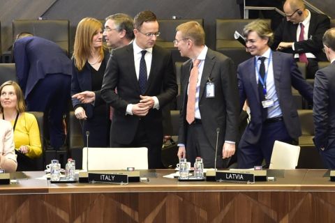 A Külgazdasági és Külügyminisztérium (KKM) által közreadott képen Szijjártó Péter külgazdasági és külügyminiszter (b5) és Edgars Rinkevics lett külügyminiszter (b6) a NATO-tagországok külügyminiszteri találkozóján Brüsszelben 2018. december 4-én.