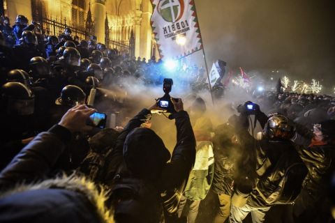 A Szabad Egyetem és a Hallgatói Szakszervezet Tüntetés a rabszolgatörvény ellen / Diák-Munkás szolidaritás címmel meghirdetett demonstráció résztvevői és rendõrök a Parlament előtti Kossuth téren 2018. december 13-án.