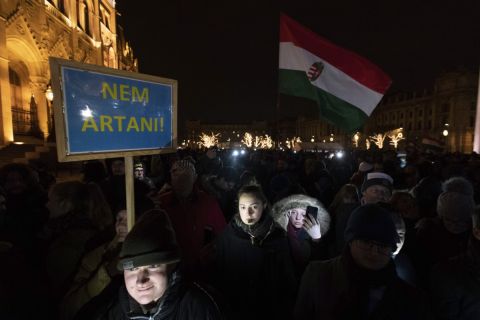 Az Országház előtti Kossuth Lajos téren tartott kormányellenes tüntetés résztvevői 2018. december 14-én.
