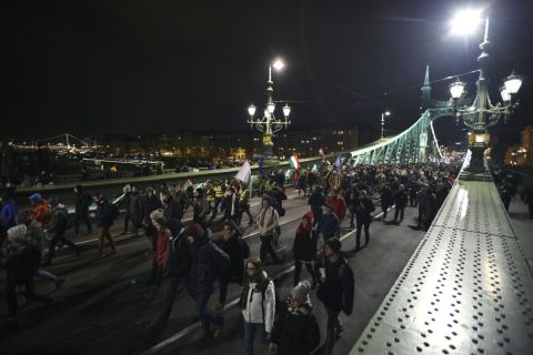 A budapesti kormányellenes tüntetés résztvevői vonulnak a Szabadság hídon 2018. december 14-én.