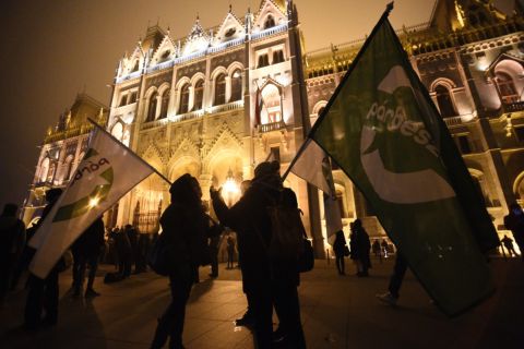A Szabad Egyetem és a Hallgatói Szakszervezet Tüntetés a rabszolgatörvény ellen / Diák-Munkás szolidaritás címmel meghirdetett demonstráció résztvevői a Parlament előtti Kossuth téren 2018. december 13-án.