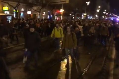 Lezárták a Margit hidat a tüntetők, az Oktogonra indulnak