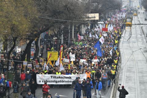 Résztvevők vonulnak a Magyar Szakszervezeti Szövetség demonstrációján a fővárosi Szent István körúton 2018. december 8-án. A tiltakozást az évi ötven nap túlmunka ellen, a tudományos kutatási szabadságáért és a tanszabadságért tartották. A demonstrációhoz számos szakszervezet és szakszervezeti szövetség csatlakozott.