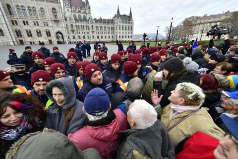 A Magyar Szakszervezeti Szövetség demonstrációján tüntetők a rendőrsorfalat áttörve bejutottak a Kossuth térre 2018. december 8-án.