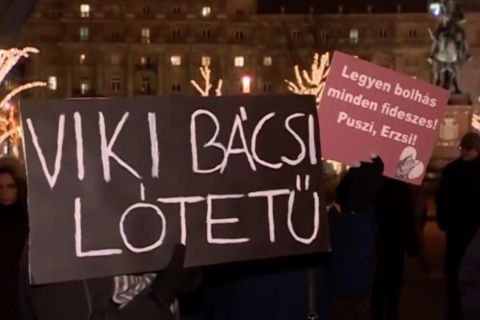 Újabb tüntetés kezdődött Budapesten, összellenzéki vonulással