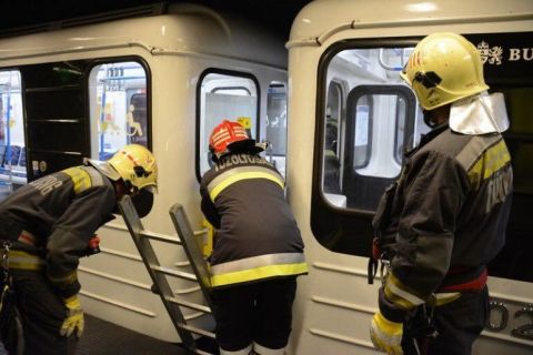 Halálra gázoltak valakit a 3-as metróban