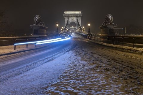 Budapest, 2019. január 9.
A behavazott Lánchíd 2019. január 8-án este.