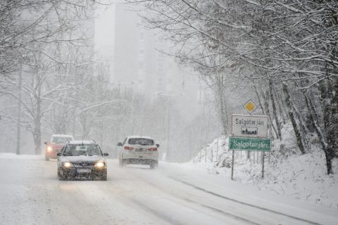 Autók haladnak a hóesésben Salgótarjánban 2019. január 5-én.