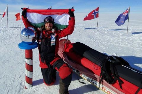 2019. január 7-én az Antarktiszon készült kép Rakonczay Gáborról, aki ezen a napon első magyarként, a szárazföld, vagyis az Antarktisz partjáról indulva elérte a Déli-sarkot. Az extrém sportoló 44 nap és 4 óra alatt teljesítette a 917 kilométeres távot egy 94 kilós szánt húzva maga után.