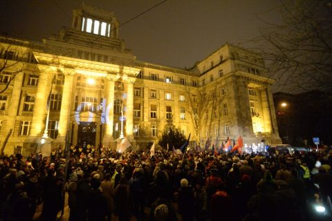 Résztvevők az Ismeretlen tettesek tüntetése címmel meghirdetett ellenzéki demonstráción Budapesten, a Legfőbb Ügyészség épületénél 2019. január 23-án.