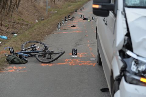 Összetört bicikli és sérült gépjármû 2019. január 4-én Ócsánál, az M0-ás felé vezetõ úton, ahol egy kerékpárost halálra gázolt a kisteherautó.