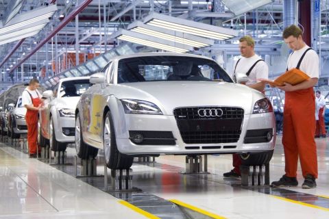 Hét Audi-főnök fizetése betakarná a 11 ezer győri munkás béremelésének felét