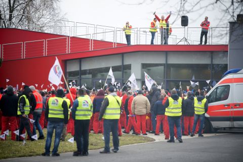 Az Audi Hungária Független Szakszervezet Sztrájkbizottságának felhívására dolgozók kétórás figyelmeztető sztrájkot tartanak a sikertelen bértárgyalások miatt a győri Audi Hungaria Zrt. gyárudvarán 2019. január 18-án.