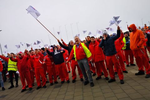 Közel négyezren sztrájkoltak pénteken a győri Audi-gyárban