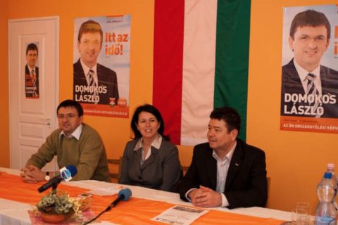 Domokos László (b), mint a független Állami Számvevőszék elnöke itt még a Fidesz-KDNP képviselőjelöltjeként.