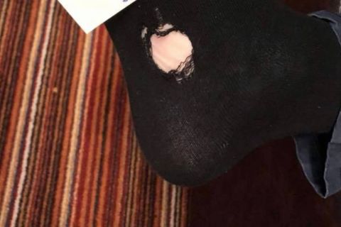 Facebookon üzent Hadházy Ákos lyukas zoknija
