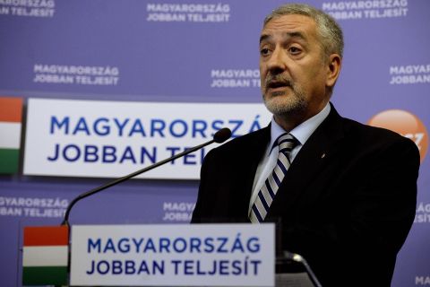 Halász János, a Fidesz-frakció szóvivője sajtótájékoztatót tart A Fidesz-frakció kampányt indít a kötelező betelepítési kvóta elleni összefogás érdekében címmel az Országházban 2015. december 1-ján.