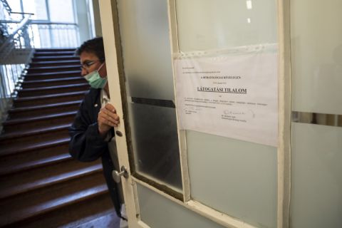 Látogatási tilalomról szóló tájékoztató a budapesti Semmelweis Egyetem I. Sz. Belgyógyászati Klinika Hematológiai Részlegén 2019. január 15-én.