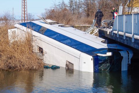 Tass határában a hídról a Kiskunsági-főcsatornába zuhant autóbusz 2019. január 6-án.