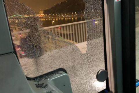 Kirobbant a busz ablaka az Erzsébet hídnál, a sofőr így is tovább szállította az utasokat