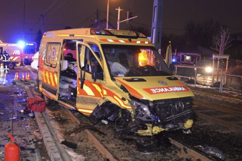 Összetört mentőautó, miután személygépkocsival ütközött a XVIII. kerületben, az Üllői út és Lakatos utca kereszteződésében 2019. január 26-án. A balesetben négyen megsérültek.