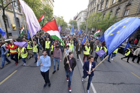Fekete-Győr András, a Momentum Mozgalom elnöke (elöl, b) és résztvevők zászlókkal vonulnak a Momentum Mozgalom Európához tartozunk! jelmondattal meghirdetett demonstrációján, a Szabadság térről a Hősök terére 2017. május 1-jén.