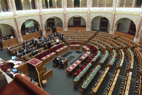 Képviselők az Országgyűlés rendkívüli ülésén 2019. január 3-án. Az ülést az ellenzéki pártok, a Jobbik, az MSZP, a DK, az LMP és a Párbeszéd, valamint független képviselők is kezdeményezték; a Fidesz és a KDNP képviselői nem jelentek meg.