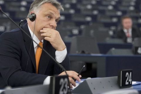 Ma döntenek a Fidesz sorsáról – Juncker kirúgná, a CDU elnöke csak felfüggesztené Orbánékat