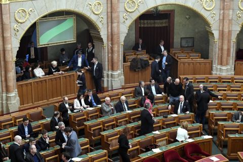 Képviselők az Országgyűlés rendkívüli ülésén 2019. január 3-án.