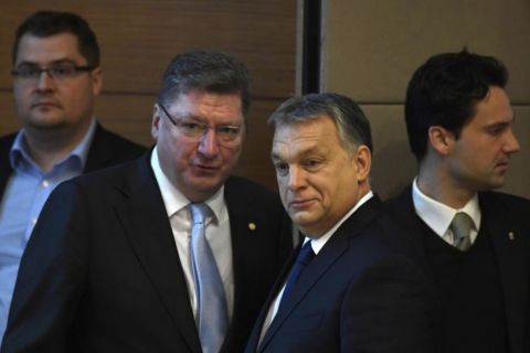 Parragh László, a Magyar Kereskedelmi és Iparkamara (MKIK) elnöke és Orbán Viktor miniszterelnök (középen, b-j) a kamara gazdasági évnyitóján a Boscolo Budapest szállodában 2017. február 28-án.