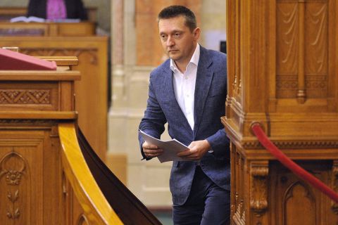 Rogán Antal, a Fidesz frakcióvezetője, a párt vezérszónoka a jövő évi költségvetésre vonatkozó javaslat általános vitájában felszólalásához készül az Országgyűlés plenáris ülésén 2015. május 27-én.