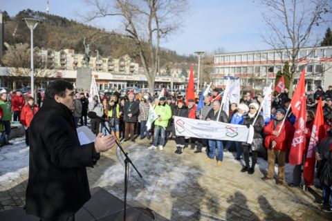 Rabi Ferenc, a Bánya, Energia és Ipari Dolgozók Szakszervezetének elnöke beszédet mond a rabszolgatörvény elleni tüntetésen Salgótarjánban, a Förster Kálmán téren 2019. január 19-én.