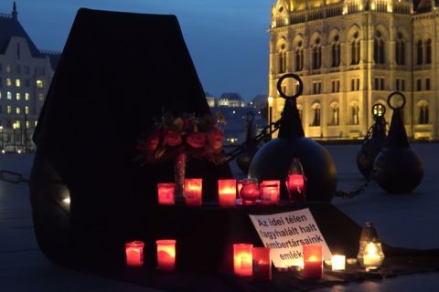 Síremléket állítottak a Parlamenthez a halálra fagyottak emlékére