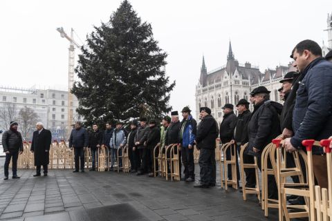 Latorcai János, az Országgyűlés kereszténydemokrata alelnöke (b2), Antal Tibor, a Gyimes Völgye Férfikórus kórusvezetője (b) és kórustagok az Ország Karácsonyfájánál a Kossuth téren 2018. december 21-én.