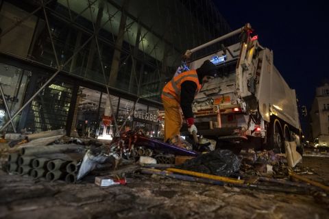 A Fővárosi Közterület-fenntartó Zrt. dolgozói takarítanak a szilveszteri ünneplés után a belvárosi Vörösmarty téren 2019. január 1-jére virradóan.