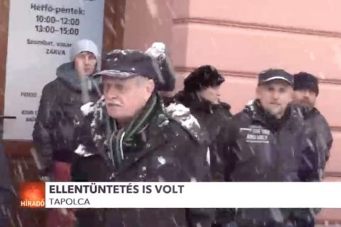 Testükkel védték a Fidesz-irodát a tapolcai hívek