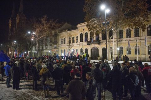 Résztvevők a munka törvénykönyvének módosítása, valamint a kormány ellen tüntetők demonstrációján a békéscsabai Szent István téren 2019. január 12-én.