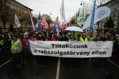 A budapesti kormányellenes tüntetés résztvevői vonulnak az Andrássy úton a Kossuth tér felé 2019. január 5-én.