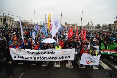 A budapesti kormányellenes tüntetés résztvevői gyülekeznek a Hõsök terén 2019. január 5-én.
