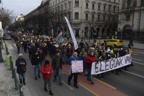 Résztvevők vonulnak a rabszolgatörvény elleni tüntetésen Budapesten, az Andrássy úton 2019. január 19-én.