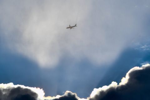 Utasszállító repülőgép Hortobágyról fotózva 2019. január 3-án.