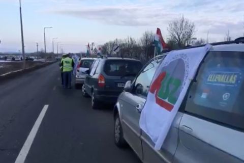 Félpályás útzárral tüntetnek a hatvani Bosch előtt