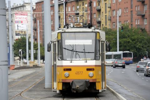 Utasokkal teli villamos balesetezett Budapesten